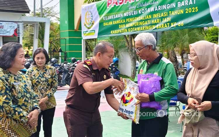 Kejari Kobar Gelar Pasar Murah Dukung Pengendalian Inflasi Daerah