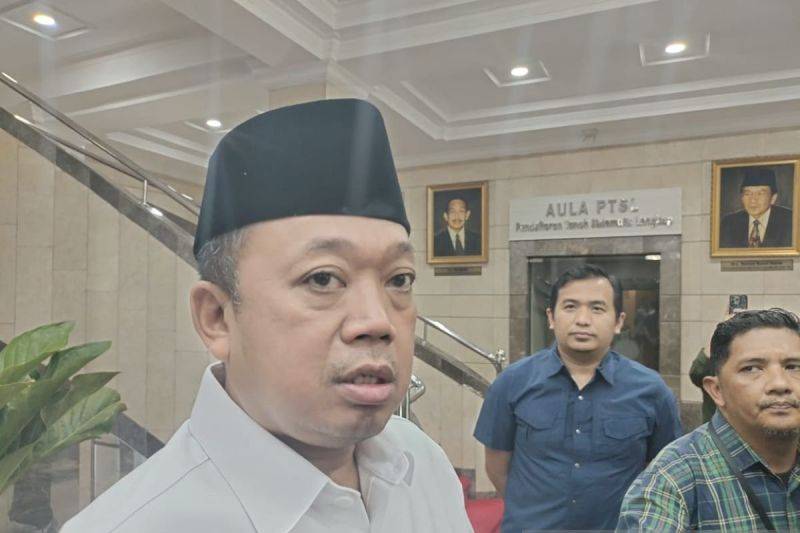 Menteri Agraria Tata Ruang/Kepala Badan Pertanahan Nasional (ATR/BPN) Nusron Wahid menjawab pertanyaan awak media di Jakarta. (ANTARA/Aji Cakti)