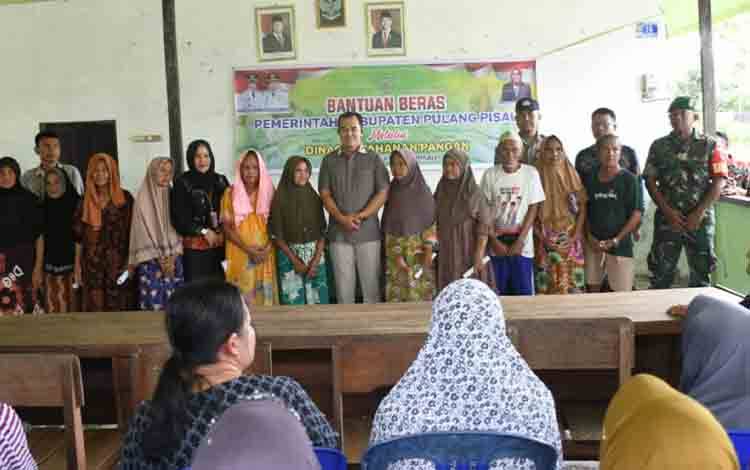 Bupati Pulang Pisau Hadiri Penyaluran Bantuan Beras di Desa Badirih