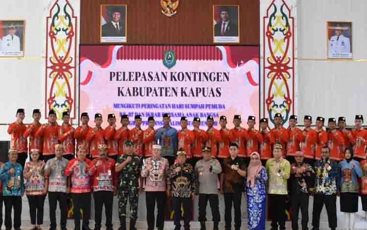 Kontingen Kabupaten Kapuas yang dilepas untuk mengikuti Hari Sumpah Pemuda (HSP) ke 97 dan Ikrar Bersama Anak Bangsa (IBAB) tingkat Provinsi Kalimantan Tengah di Kabupaten Sukamara. Acara pelepasan dilangsungkan di Hall Rujab Bupati Kapuas, Kamis, 23 Oktober 2025. (FOTO: Diskominfo Kps)