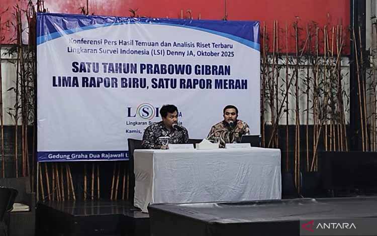 Peneliti LSI Denny JA Adjie Alfaraby saat memaparkan hasil survei di Kantor LSI Denny JA, Jakarta, Kamis (23/10/2025). ANTARA/Bagus Ahmad Rizaldi