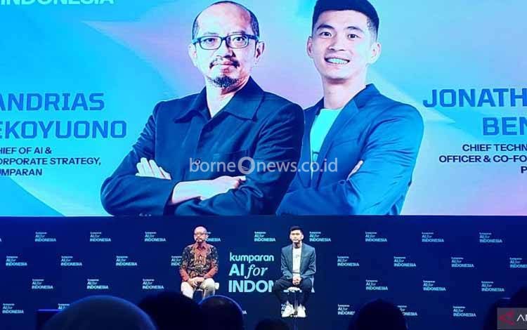 Kepala AI dan Strategi Perusahaan Kumparan, Andrias Ekoyuono dan Kepala Teknologi Perusahaan dan pendiri Populix Jonathan Benhi dalam acara Kumparan AI for Indonesia di Jakarta, Kamis (22/10/2025) (ANTARA/Fitra Ashari)