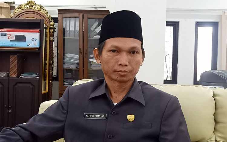 Anggota DPRD Apresiasi Warga Desa Lemo-Bukit Bambu Dalam Gotong Royong Perbaiki Jalan