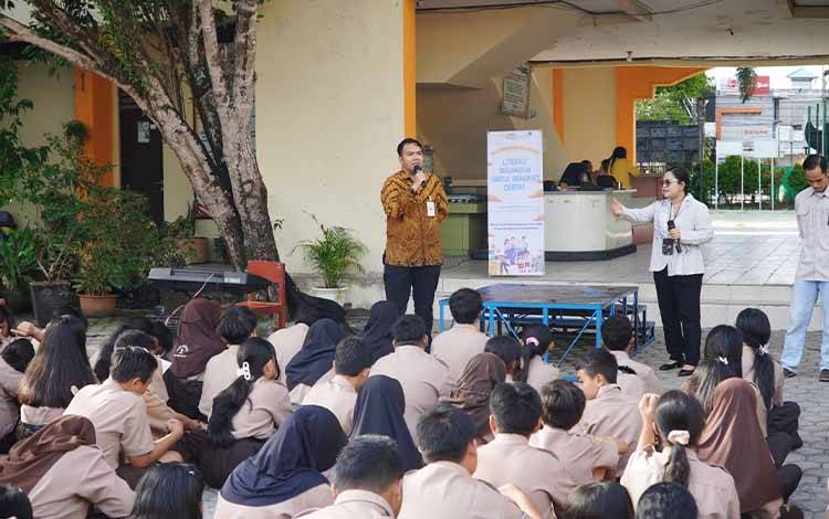 Edukasi Keuangan di SMPN 2 Palangka Raya: Investasi Masa Depan