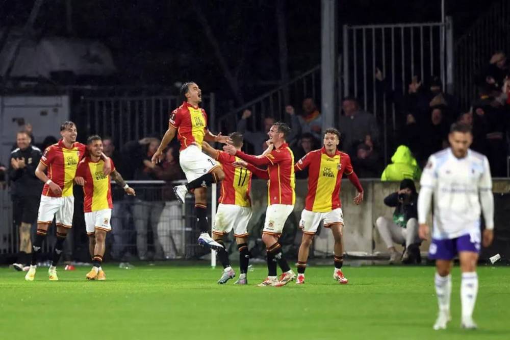 Bek sayap Timnas Indonesia Dean James (kedua kiri) merayakan keberhasilan rekannya Mats Deijl (pertama tengah) mencetak gol pada pertandingan Liga Europa antara Go Ahead Eagles menghadapi Aston Villa di Stadion De Adelaarshorst, Deventer, Kamis (23/10/2025) waktu setempat. (uefa.com)
