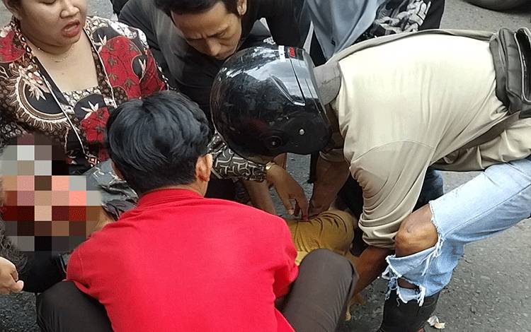 Lansia Terkapar di Tengah Jalan Pangeran Samudra Banjarmasin, Diduga Ditabrak Mobil