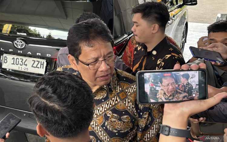Menteri Keuangan Purbaya Yudhi Sadewa menjawab pertanyaan wartawan dalam wawancara cegat di kantor Kementerian Keuangan, Jakarta, Jumat (24/10/2025). (ANTARA/Imamatul Silfia)