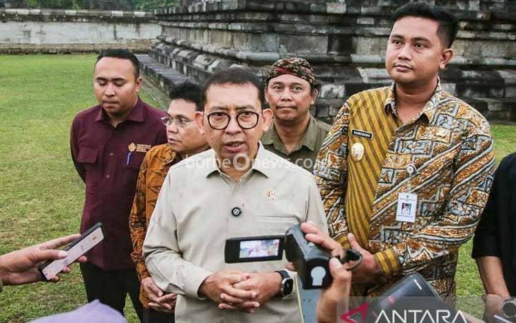 Menteri Kebudayaan Fadli Zon memberikan keterangan kepada wartawan usai peletakan batu pertama pengembangan Situs Candi Plaosan di Klaten, Jawa Tengah, Kamis (23/10/2025). ANTARA/Rahid Putra Laksana/aa.