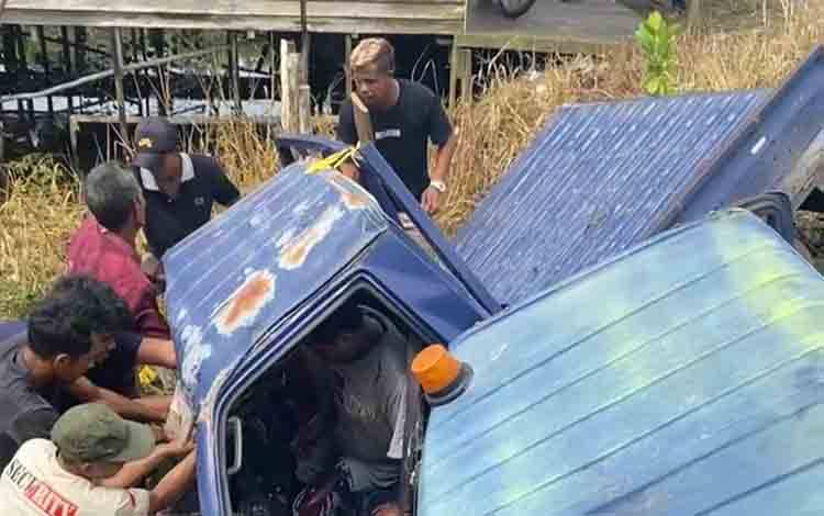 Pikap dan Truk Tanki Terlibat Kecelakaan di Jalan Poros Muara Dadahup Kapuas, Dua Orang Kritis