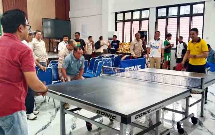 Plt Kepala Dinas Pertanian Barito Utara, Eveready Noor mewakili Bupati membuka secara resmi Event Batara Cup Open Tahun 2025 di aula SMP Negeri 1 Muara Teweh. (Foto: Dhani)