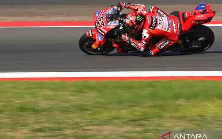 Pembalap Ducati Lenovo Team Francesco Bagnaia memacu kecepatan sepeda motornya dalam sesi practice MotoGP Indonesia 2025 di Sirkuit Internasional Pertamina Mandalika, Lombok Tengah, Nusa Tenggara Barat, Jumat (3/10/2025). Pembalap Aprilia, Marco Bezzecchi, menjadi yang tercepat dalam sesi tersebut dengan catatan waktu tercepat satu menit 29,240 detik, sementara pembalap BK8 Gresini Racing MotoGP Fermin Aldeguer berada di peringkat dua dengan cacatan waktu 0,408 detik lebih lambat dari Bezzecchi.
