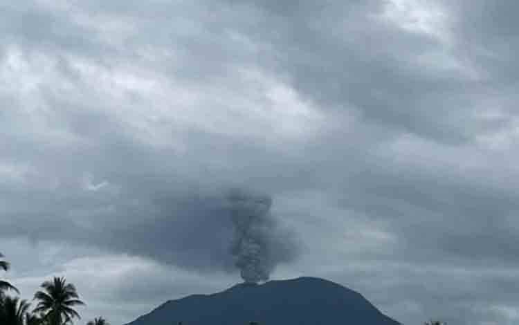 Gunung Ibu di Halbar Semburkan Abu Vulkanik Setinggi 900 Meter
