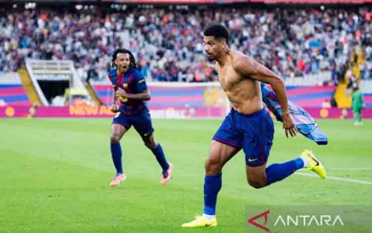 Flick Pastikan Araujo Sudah Bergabung dengan Skuad Barcelona