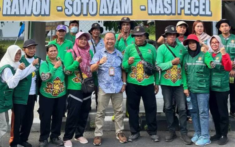 Kepala DLH Kalteng Apresiasi Petugas Kebersihan Palangka Raya sebagai Garda Terdepan Jaga Lingkungan