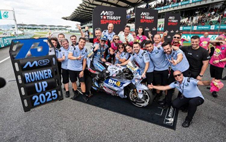 Pembalap BK8 Gresini Racing MotoGP Alex Marquez bersama tim merayakan kepastian menempati posisi runner-up MotoGP 2025 setelah sesi Sprint Race MotoGP Malaysia 2025 di Sirkuit Internasional Sepang, Sabtu (25/10/2025). (ANTARA/HO-Gresini Racing)