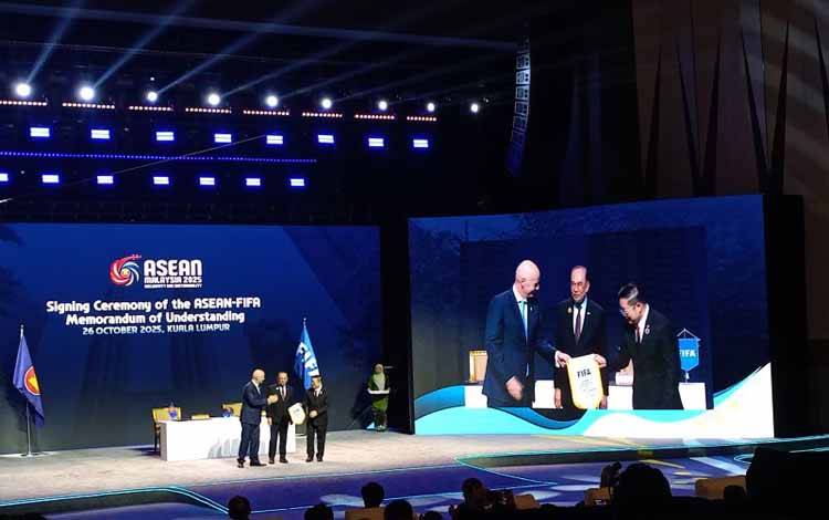 Presiden FIFA Gianni Infantino (kiri), serta Sekjen ASEAN Kao Kim Hourn (kanan) usai menandatangani pembaruan nota kesepahaman (MoU) ASEAN-FIFA, disaksikan Perdana Menteri Malaysia Anwar Ibrahim selaku Ketua ASEAN, di Kuala Lumpur Convention Centre (KLCC), Malaysia, Minggu (26/10/2025). (ANTARA/Rangga Pandu Asmara Jingga)
