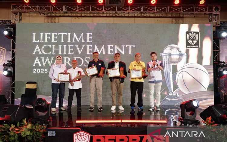 DPP PERBASI Berikan Penghargaan pada 4 Tokoh Bola Basket Nasional