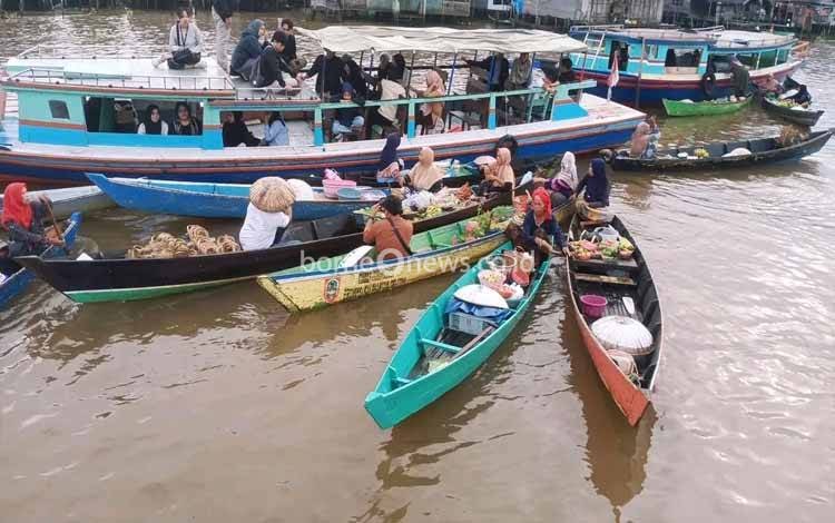 Menjelajahi Keunikan Pasar Terapung Lok Baintan, Martapura, dari Tawar-Menawar Agresif hingga Sensasi Kuliner di Atas Jukung
