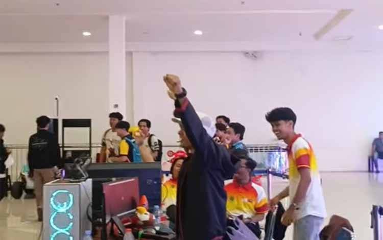 Salah satu tim E- Sports merayakan kemenangannya dalam gelaran PORKAB XII Kapuas 2025 di Hall Citimall Kuala Kapuas, Minggu, 26 Oktober 2025. (FOTO: ESI Kapuas)