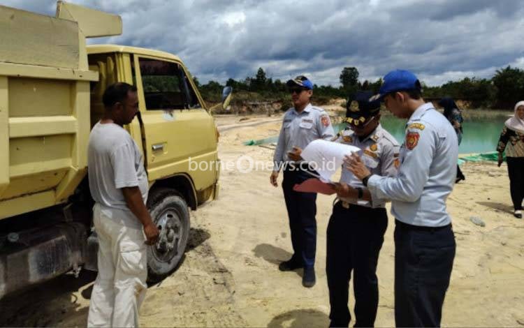 Anggota Dishub Kobar saat sosialisasi kewajiban menutup bak muatan pada bak angkutan truk.