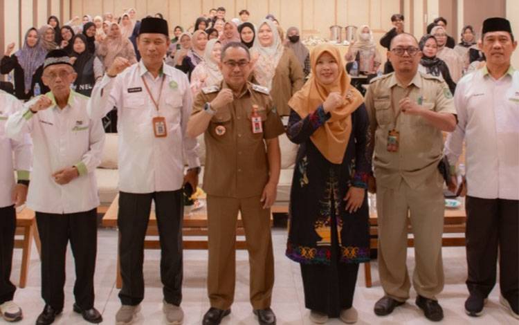 Asisten Bidang Administrasi Umum (Asisten III) Ferry Noah saat melakukan foto bersama pada kegiatan Sosialisasi Sertifikasi Halal Bagi Pelaku UMKM Tahun 2025, yang diselenggarakan oleh Pengurus Daerah Masyarakat Ekonomi Syariah (MES) Kabupaten Kapuas. Acara ini berlangsung di Hallroom Hotel Fovere Kuala Kapuas, Senin, 27 Oktober 2025. (FOTO: Diskominfo Kps)