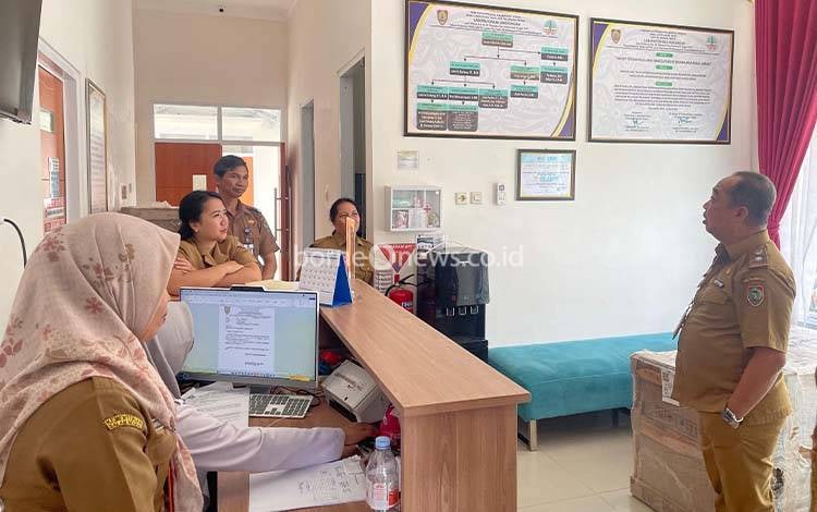 Kepala DLH Kalteng Pantau Laboratorium Lingkungan