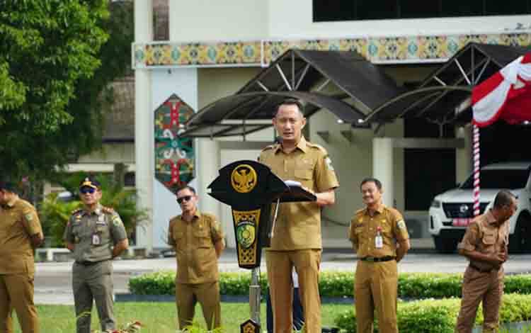 Wali Kota Palangka Raya, Fairid Naparin, saat memimpin apel bersama pejabat tinggi pratama, kepala perangkat daerah, dan kepala sekolah di halaman Kantor Wali Kota Palangka Raya, Senin, 27 Oktober 2025. (FOTO: MARINI)