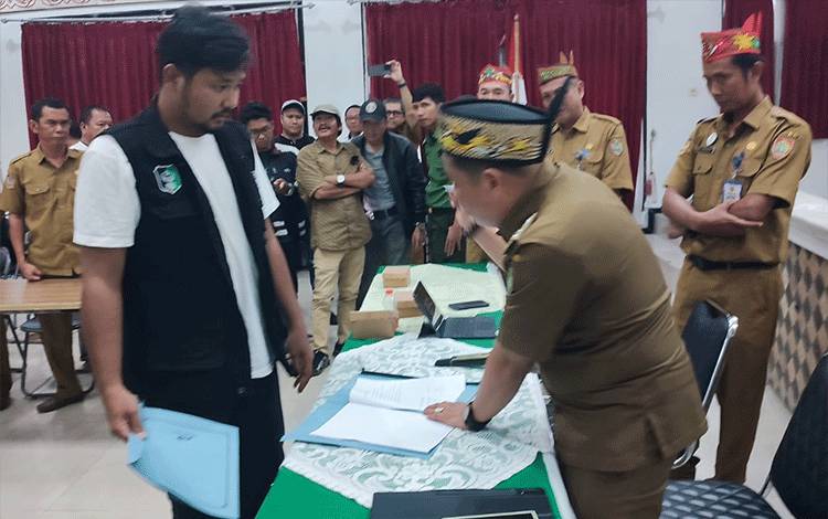 Ketua SEMMI Kalteng Afan Safrian saat menyampaikan tuntutannya kepada Kadishut Kalteng Agustan Saining. (Foto : PATHUR)