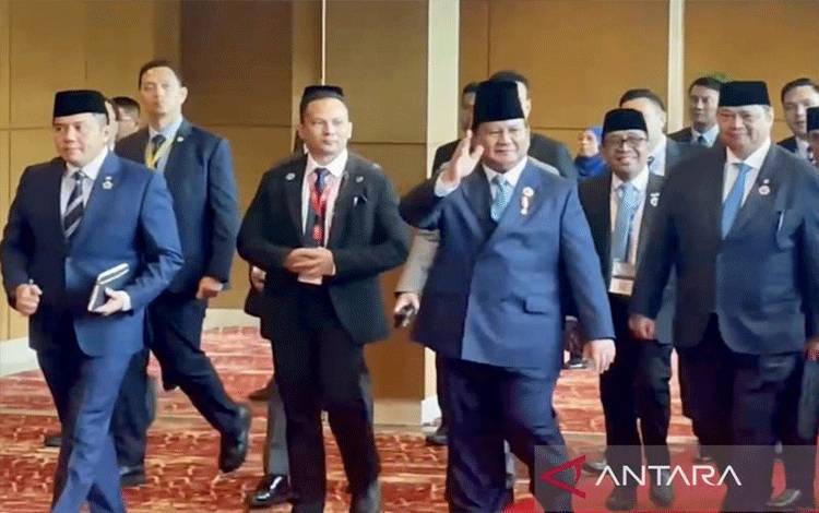 Presiden Prabowo Subianto (dua kanan) menyapa wartawan sebelum menghadiri KTT Ke-28 ASEAN Plus Three di Kuala Lumpur Convention Centre (KLCC), Kuala Lumpur, Malaysia, Senin (27/10/2025). ANTARA/Rangga Pandu Asmara Jingga.