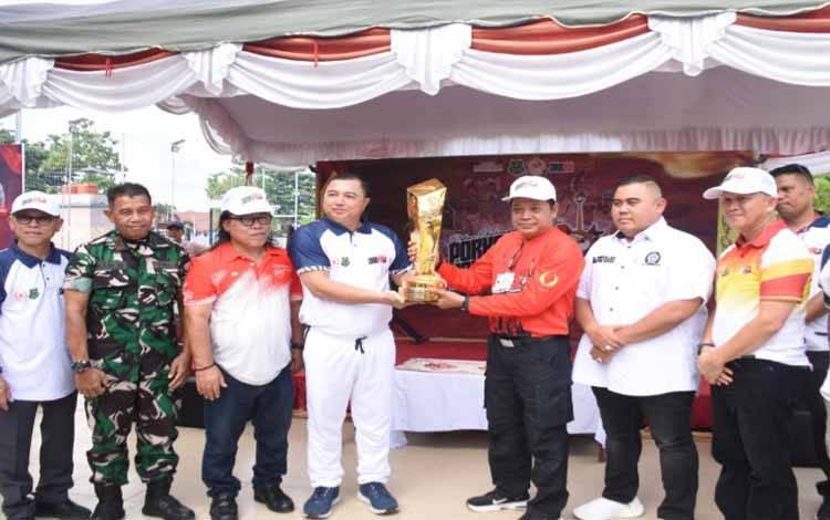 Wakil Bupati Kapuas, Dodo saat menyerahkan Piala Bergilir PORKAB kepada Camat Selat dalam Closing Ceremony PORKAB XII Kapuas 2025 di Stadion Panunjung Tarung, Kuala Kapuas, Senin, 27 Oktober 2025. (FOTO: Diskominfo Kps)