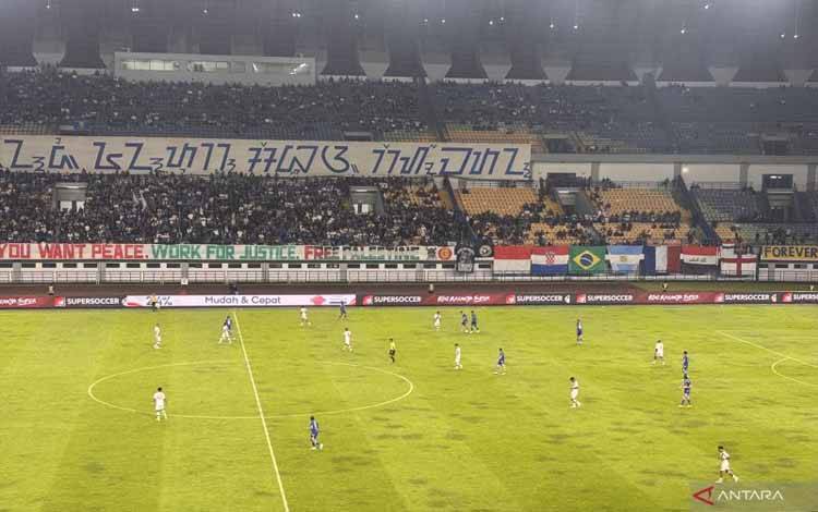 10 Pemain Persib Bandung Kalahkan Persis Solo dengan Skor 2-0