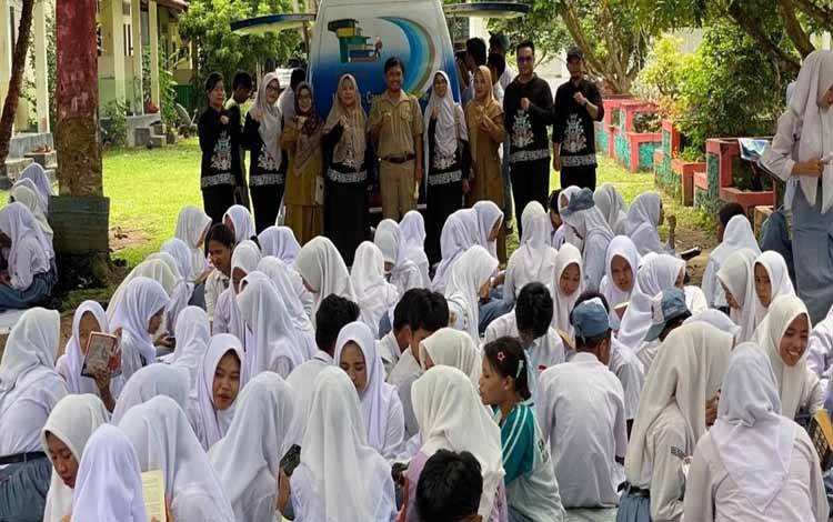 Siswa SMAN 2 Danau Sembuluh Antusias Sambut Layanan Perpustakaan Keliling