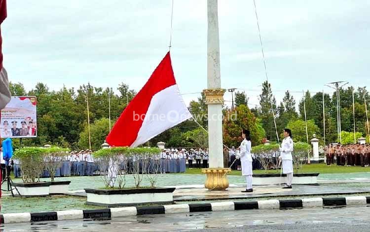 Meski Hujan, Upacara Peringatan Hari Sumpah Pemuda di Gumas Tetap Berjalan