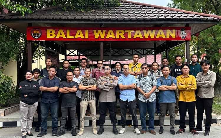 Kabid Humas Polda Kalteng Kombes Pol Erlan Munaji saat berfoto dengan insan pers Palangka Raya (Foto : IST)