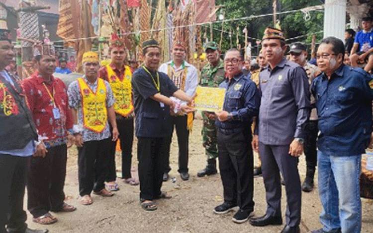 Pemkab Gunung Mas Serahkan Bantuan untuk Tiwah Massal di Rangan Tate