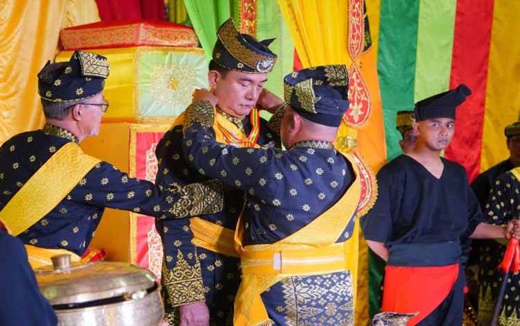 Menko Yusril Dianugerahi Gelar Adat Kehormatan Melayu Kepri