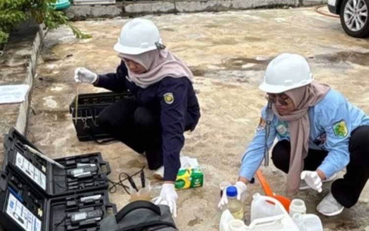 Laboratorium Lingkungan DLH Palangka Raya Uji Kualitas Air di PT Cendrawasih Mustika Indah