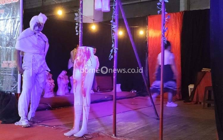 Di Balik Layar Rumah Hantu: Ketika Kru dan Penghuni Tak Lagi Bisa Dibedakan