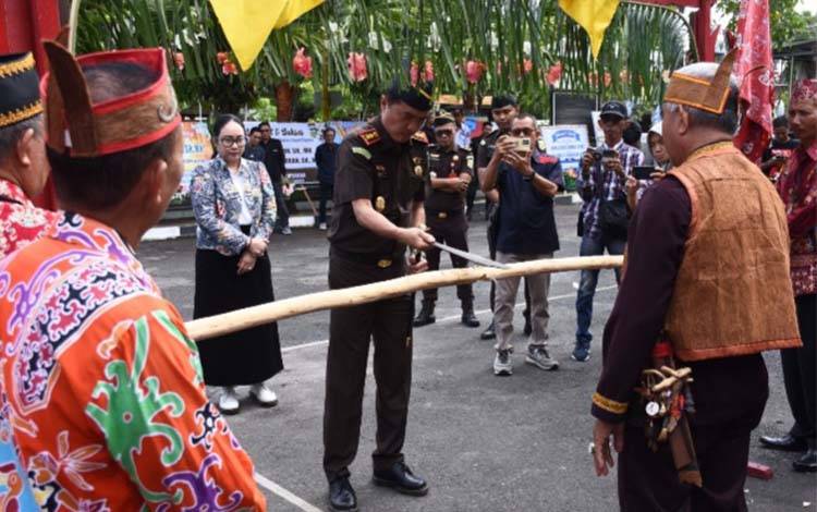 Bupati Kapuas Sambut Kajari Baru dengan Prosesi Adat Potong Pantan