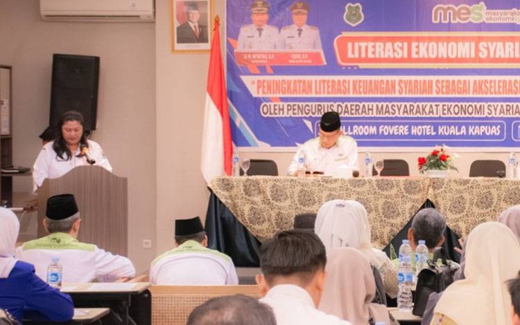 Asisten Perekonomian dan Pembangunan Sekretariat Daerah Kabupaten Kapuas (Asisten II) Kusmiatie, saat memberikan sambutan sekaligus membuka Kegiatan Literasi Ekonomi Syariah Tahun 2025, di Hallroom Fovere Hotel Kuala Kapuas, Rabu, 29 Oktober 2025. (FOTO: Diskominfo Kps)