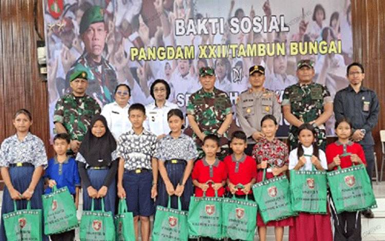 Pangdam XXII/Tambun Bungai Bagi-Bagi Bantuan kepada Siswa di Sekolah Rakyat Gumas