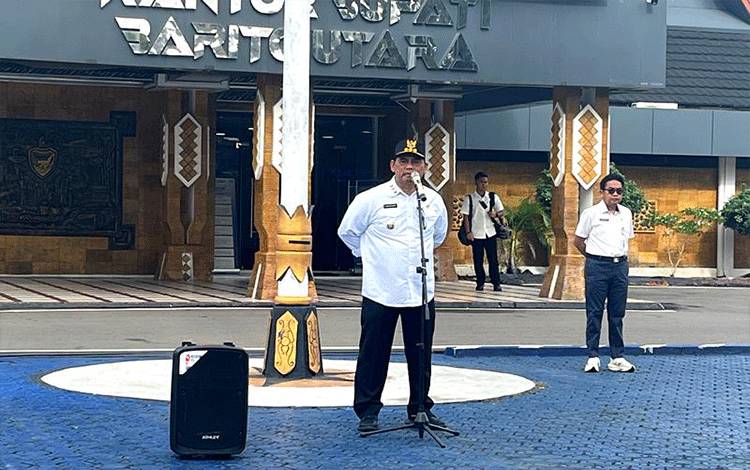 Bupati Barito Utara, H Shalahuddin saat memimpin apel pagi di halaman kantor bupati, Rabu 29 Oktober 2025. (foto: Dhani)