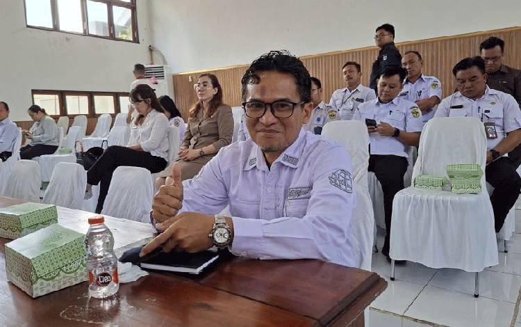 Kepala Kantor Pertanahan Kabupaten Gunung Mas Halilintar saat mengikuti rapat paripurna. (FOTO: IST)