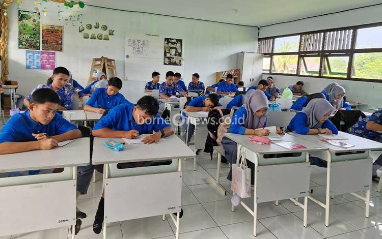 Pelajar sedang menulis. Disdik Kalteng menekankan disiplin dan konsentrasi melalui belajar menulis indah. (FOTO: DISDIK KALTENG)