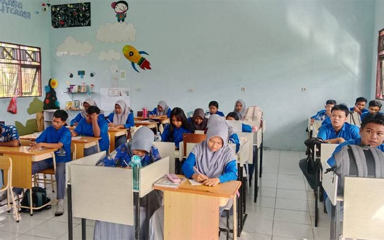 Siswa dan Guru SMAN 1 Kuala Pembuang Antusias Ikuti Literasi Menulis Indah