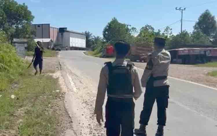 Polisi Tangkap Terduga Pencuri Motor Bersenjata Parang di Jalan Trans Kalimantan
