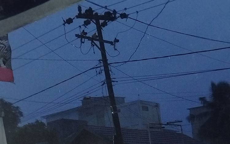Trafo PLN Meledak Saat Hujan Deras, Listrik di Kuala Kapuas Padam