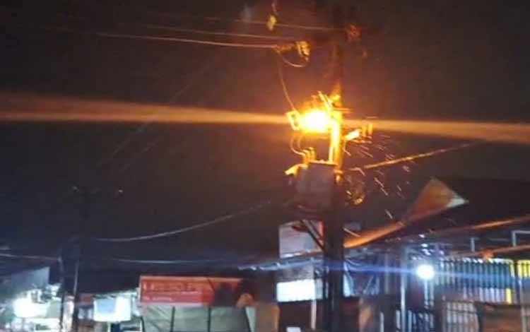 Trafo Listrik di Sungai Lulut Banjarmasin Terbakar