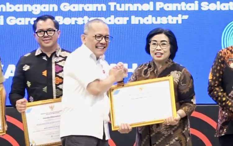 Pemkab Gunung Mas Terima Penghargaan Optimasi Riset Daerah dari BRIN