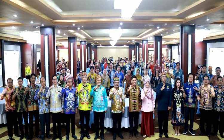Kepala Dinas Kominfosandi Barito Utara, Mochammad Ikhsan bersama kepala dinas kominfo se Kalteng menghadiri rapat koordinasi (Rakor) PPID se- Kalteng yang digelar di Aula Jayang Tingang, lantai I Kantor Gubernur Kalteng, Kamis 30 Oktober 2025 kemarin.(foto: Dhani/Diskominfosandi)